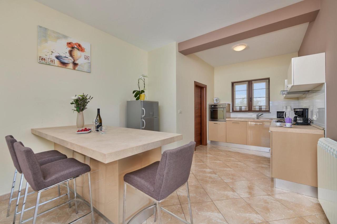 Villa Bartona For 8 Persons With Private Swimmingpool プーラ エクステリア 写真