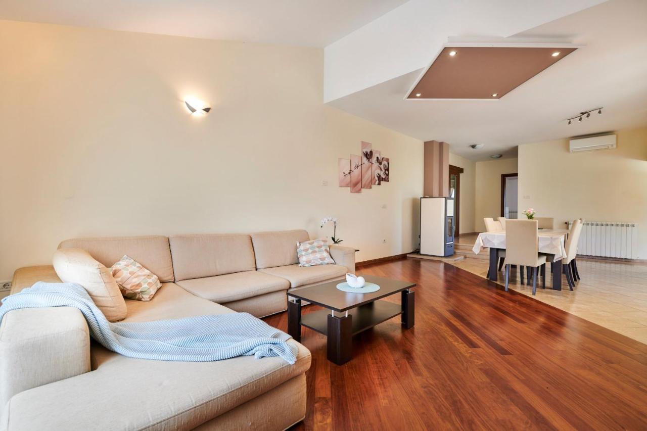 Villa Bartona For 8 Persons With Private Swimmingpool プーラ エクステリア 写真