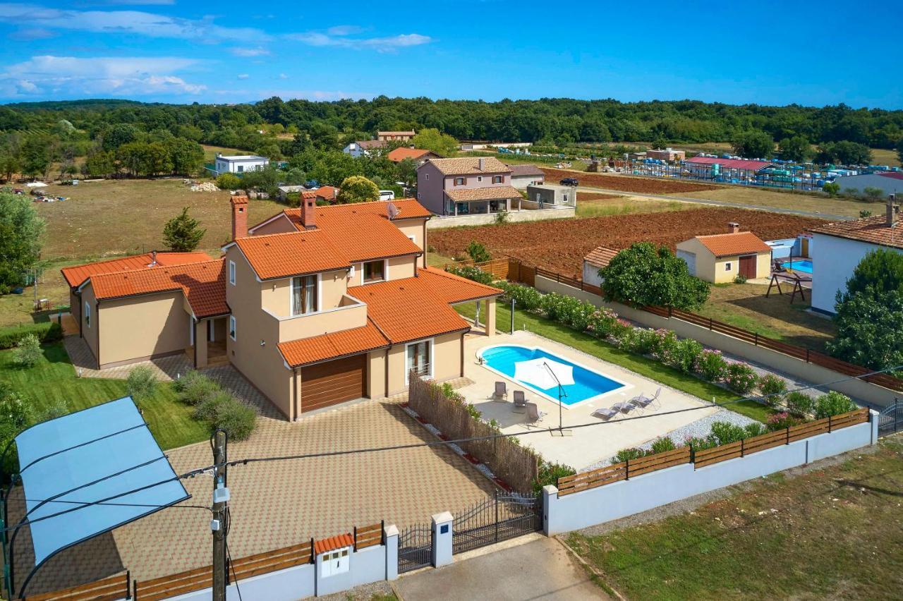 Villa Bartona For 8 Persons With Private Swimmingpool プーラ エクステリア 写真