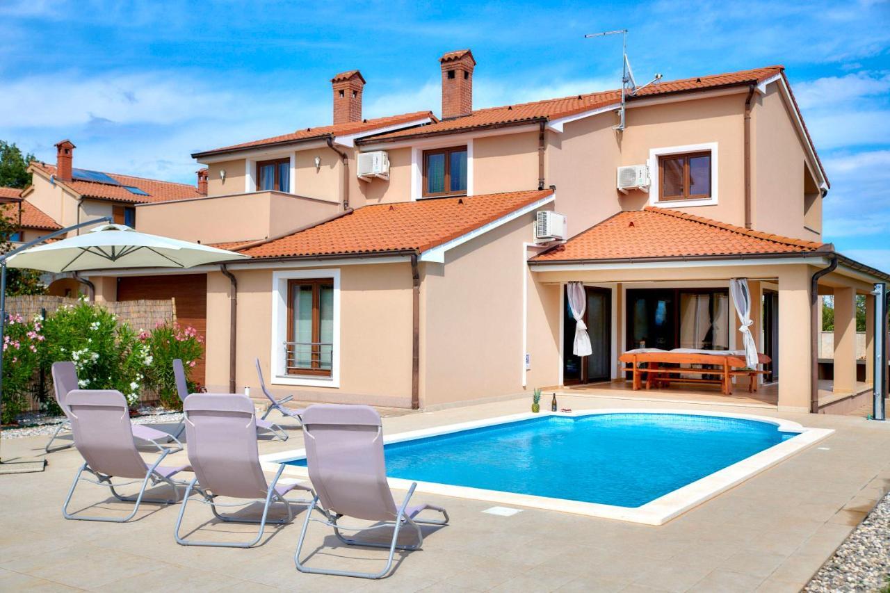 Villa Bartona For 8 Persons With Private Swimmingpool プーラ エクステリア 写真