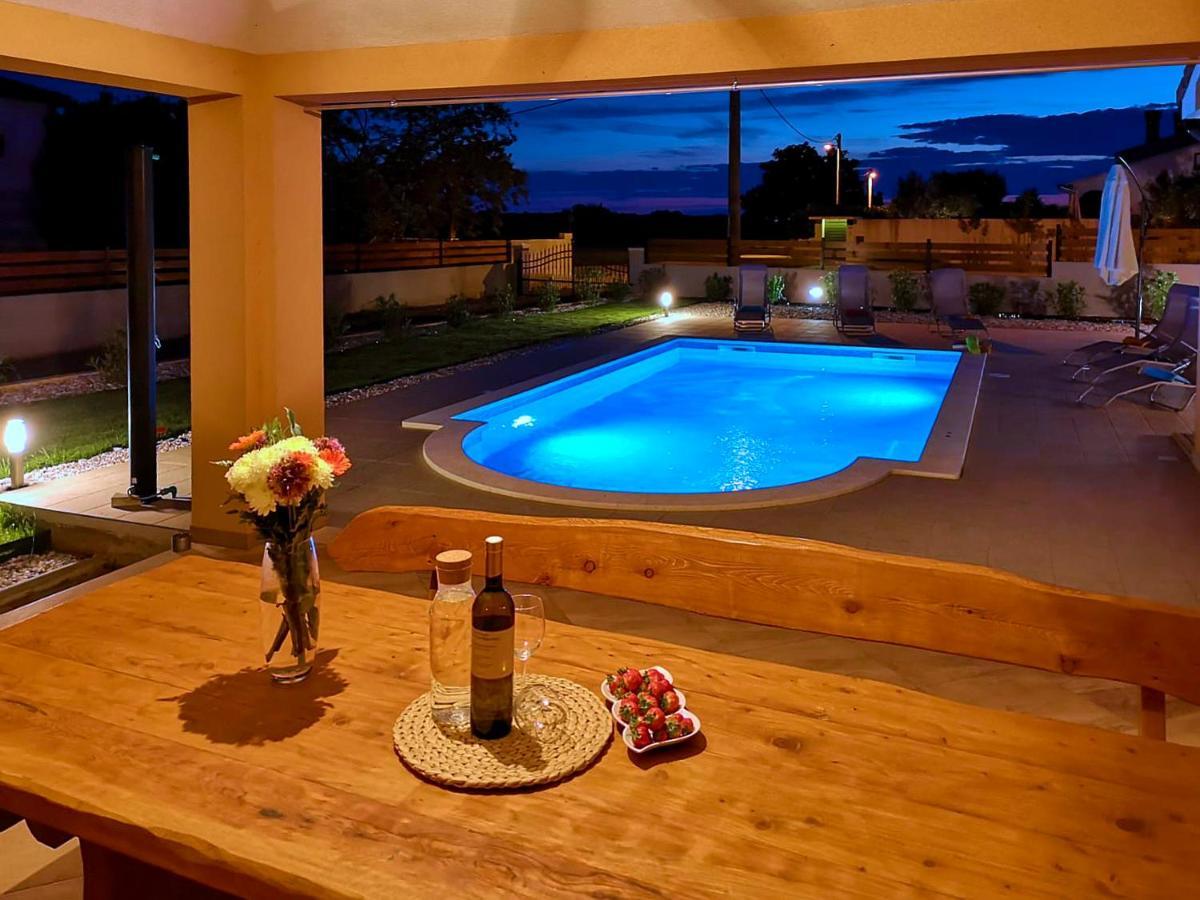 Villa Bartona For 8 Persons With Private Swimmingpool プーラ エクステリア 写真