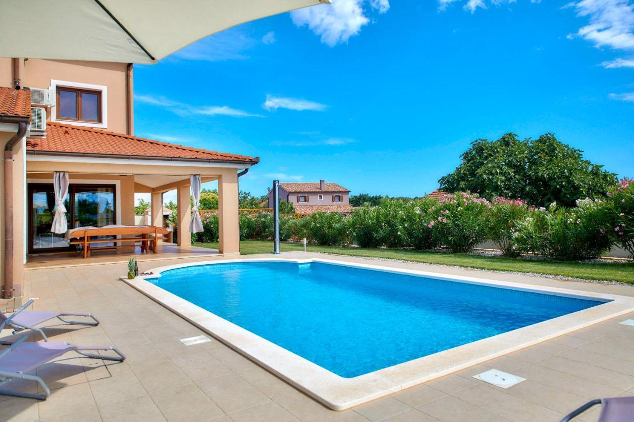 Villa Bartona For 8 Persons With Private Swimmingpool プーラ エクステリア 写真